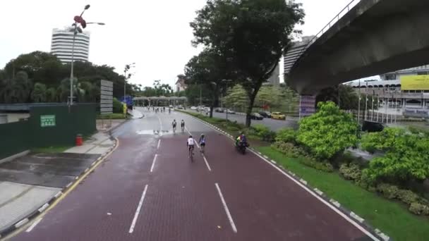 Kuala Lumpur Malásia Merdeka Square Seguindo Ciclista Estrada — Vídeo de Stock