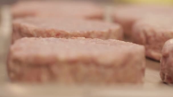Patty Çiğ Biftek Patty Yakın Plan Odaklan — Stok video