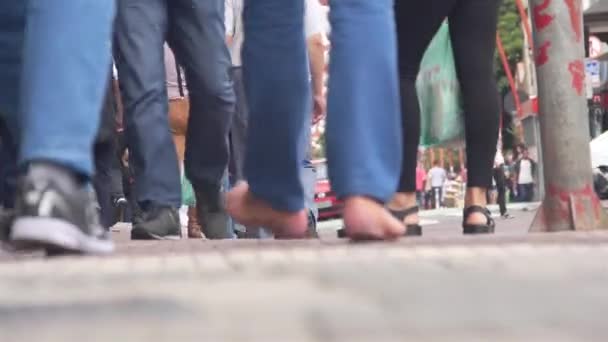 Смесь Уличных Перестрелок Людьми Идущими Оживленной Улице — стоковое видео