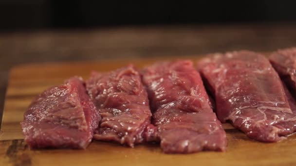 Pedaço Carne Pegando Pedaços Carne Crua Controle Deslizante Esquerda Para — Vídeo de Stock