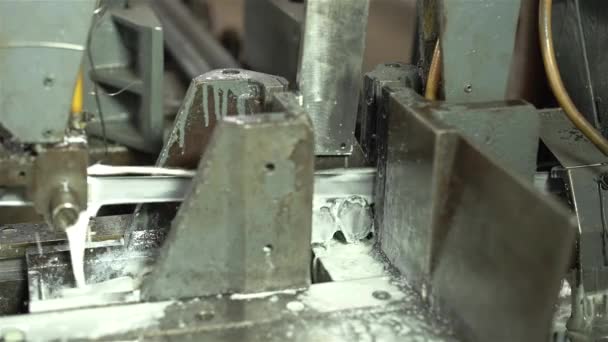 Maschine Die Stahlstäbe Schneidet Aus Denen Flüssigkeit Austritt Vorderer Winkel — Stockvideo