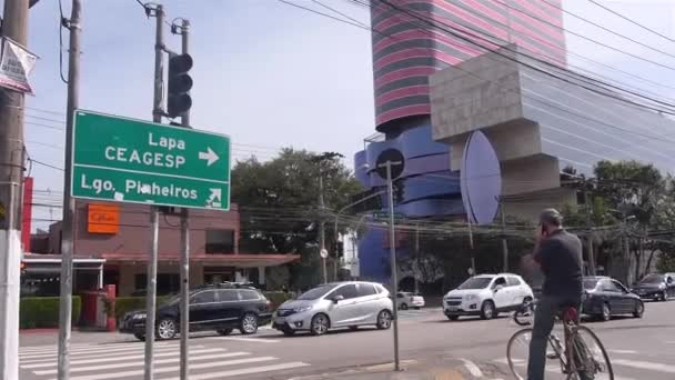 Cara Bicicleta Esperando Sinal Conversando Celular — Vídeo de Stock