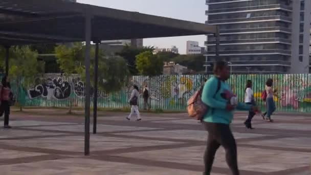从一个移动的汽车侧面角度出发的大巴士站 — 图库视频影像
