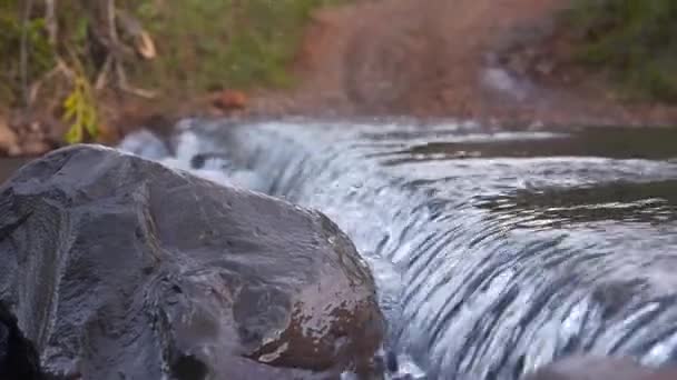 Flodvattenstänk Klippa Närbild — Stockvideo
