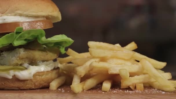 Fisk Filé Burger Display Slider Mot Burger — Stockvideo