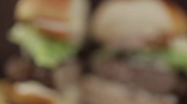 Biftek Peynir Burger Ekranı - Dilimlenmiş Yakından - Odaklanma Çekimi 2