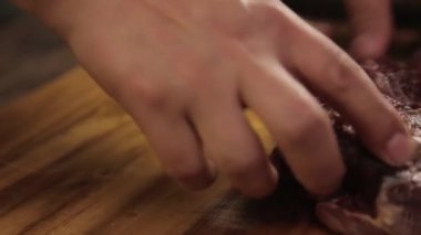 Çiğ Biftek Parçası - Bıçakla Küçük Parçalara Kesilmek - Yan Açı