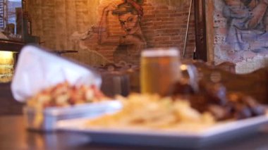 Biftek, patates kızartması ve tapyoka cipsi.