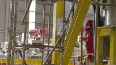 1 Kırmızı Giysili İşçi Metal Öğütücü - Kaydırıcı - Soldan Sağa