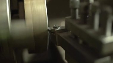 Kesici Makine Tekerleği Taşıması- Kapat