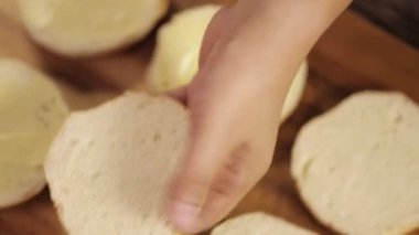 Çörekler - Yuvarlak kesim Çöreklere Tereyağı Sürme - Kapat - Üst Açı 5