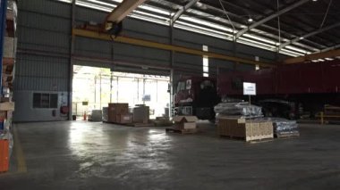 Kırmızı Çatal Asansörü Depo 'ya Geri Dönüyor