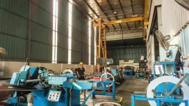 Sarı Güvenlik Cap İşçileri Makineler Üzerinde Çalışıyor - Zaman Kaynağı - Eğilim