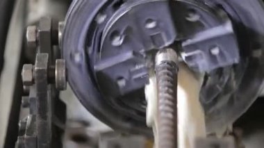 Çelik çubuk makineyle kesilip suyla daireler çiziyor.