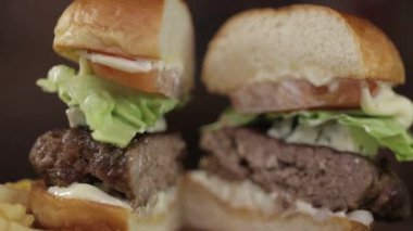 Biftek Peynir Burger Ekranı - Dilimlenmiş Yakından - Odaklanma Çekimi