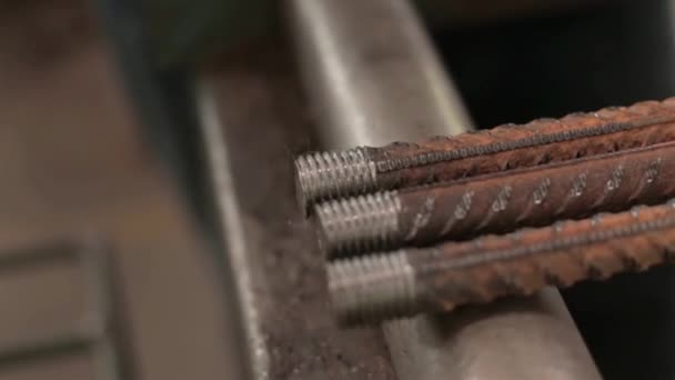 Şçi Çelik Çubuğa Bağlayıcı Koyuyor — Stok video
