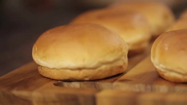 Buns Rodada Fresca Bun Spinning Mesa Madeira Ângulo Dianteiro — Vídeo de Stock