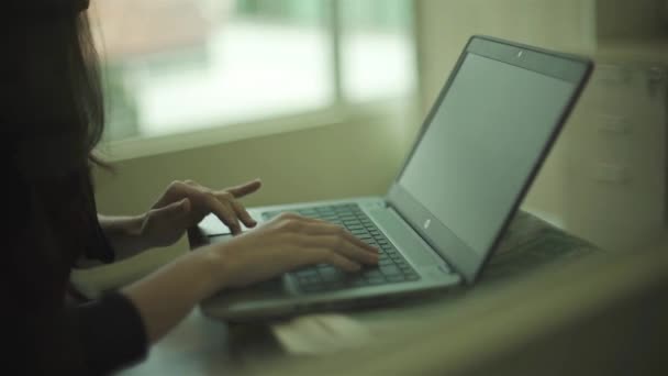 Menina Trabalhando Laptop Close Controle Deslizante Movendo Para — Vídeo de Stock