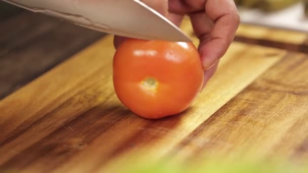 Tomate Découpe Une Tomate Sur Bois Processus Complet Angle Latéral — Video
