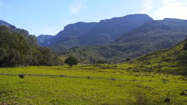 Alambre Púas Frente Exuberante Valle Verde — Vídeo de stock