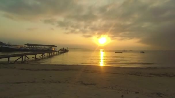 Ξύλινη Προβλήτα Στο Νησί Μέλι Sunset Timelapse Tilt — Αρχείο Βίντεο