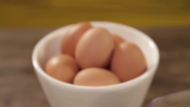 Eier - 6 braune Eier in einer weißen Schüssel - Focus Pull