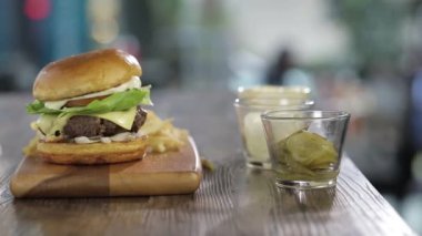 Kuzu Peynirli Burger Görünümü - Kaydırıcı - Sağdan Sola