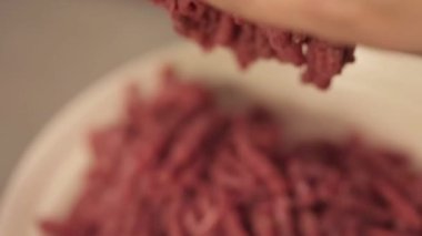 Kıyma - Kıyma Makineden Kıymık Bifteğini Elle Çıkarmak