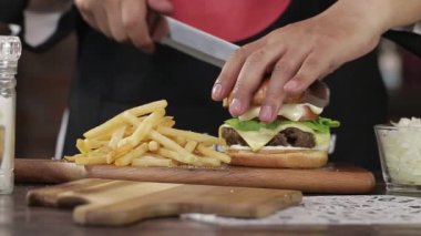 Kesme - Kuzu Peynir Burger - Ön