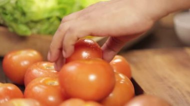 Domates - Tahtada Domates Kesme