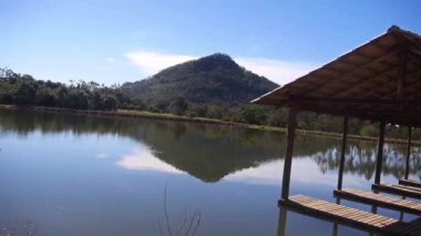 Bambu Rıhtımı Göl kıyısında Yeşil Dağ Yansıması - Soldan Sağa