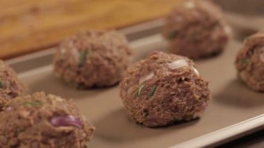 Et Patty Karışımı - Tepside Et Topları Kaydırıcı - Kaldırma Hakkı - Yan Açı