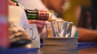 Bir şişeden bir kadehe kadar içki doldurmak.