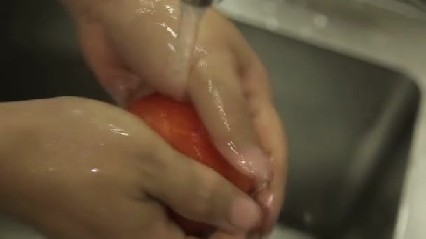 Tomat Tvätta Råa Tomater Med Vatten Top Angle — Stockvideo