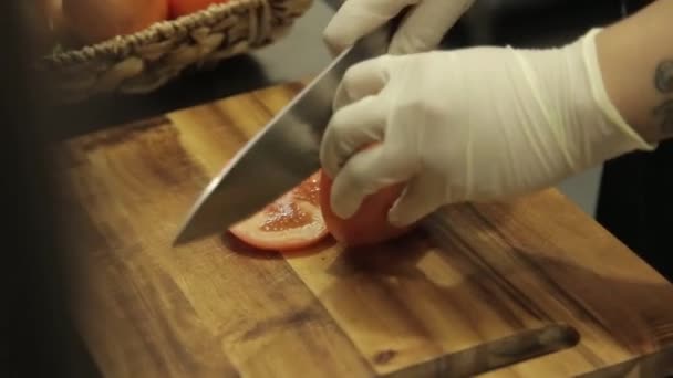 Tomate Découpe Une Tomate Sur Bois Dans Cuisine — Video