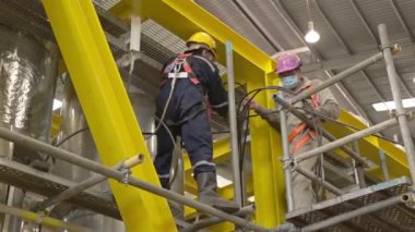 2 İşçi Siyah Boruyu Tamir Ediyor - Kaydırıcı - Soldan Sağa