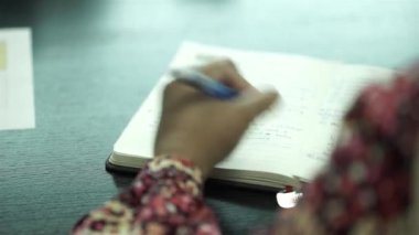 Malezyalı Kadınlar Bir Günlüğe Not Alırken - Kapat - OTS