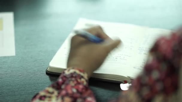 Malaysische Frauen Machen Sich Notizen Über Ein Tagebuch Nahaufnahme Ots — Stockvideo