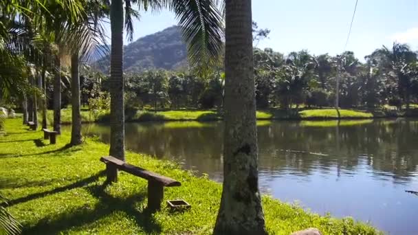 Resort Taki Güzel Bir Gölün Yanındaki Ahşap Banklar Sağdan Sola — Stok video