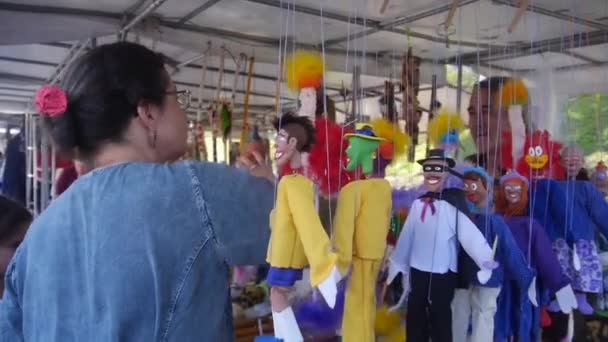 Colorful Puppets Front Woman Interested Buying Percussions Man Market Stand — Stock Video