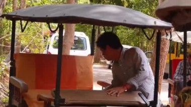 Erkek Temizleme ve Açık Araba Koltukları Hazırlama - El bilgisayarı