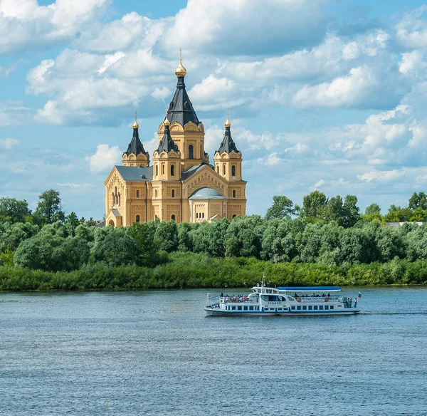 Cattedrale sulla riva di un fiume — Foto Stock