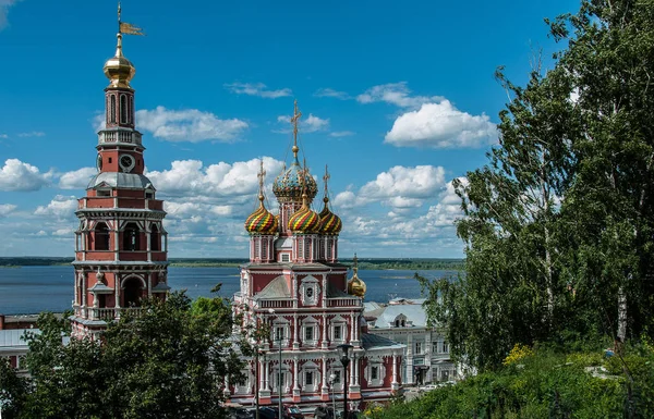 Chiesa russa in un paesaggio fluviale — Foto Stock