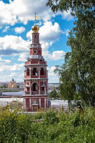 De toren van de klok in landschap — Stockfoto