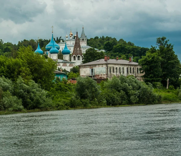 Nehir kıyısında kiliseler