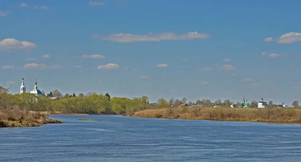 Chiese russe su entrambe le rive del fiume — Foto Stock