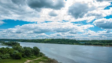 Büyük gökyüzü altında büyük bir nehir