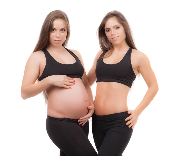 Schwangere mit ihrer Zwillingsschwester auf weißem Hintergrund. — Stockfoto