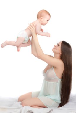 Beyaz arka planda bebeği olan anne..