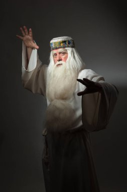 Bir adam bir büyücü kostüm